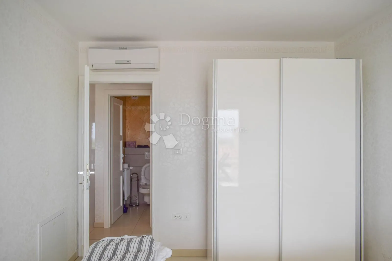 poreč, luksuzna vila s 3 stana i otvorenim pogledom na more - slika 26