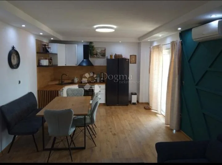 kuća sa tri stana i pogledom na more, dugi rat - slika 5