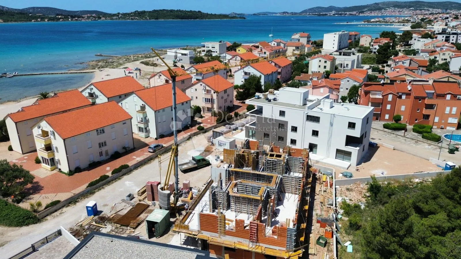 srima | ekskluzivni studio apartman na zadnjem katu – otvoren pogled i prostrana lođa - slika 10