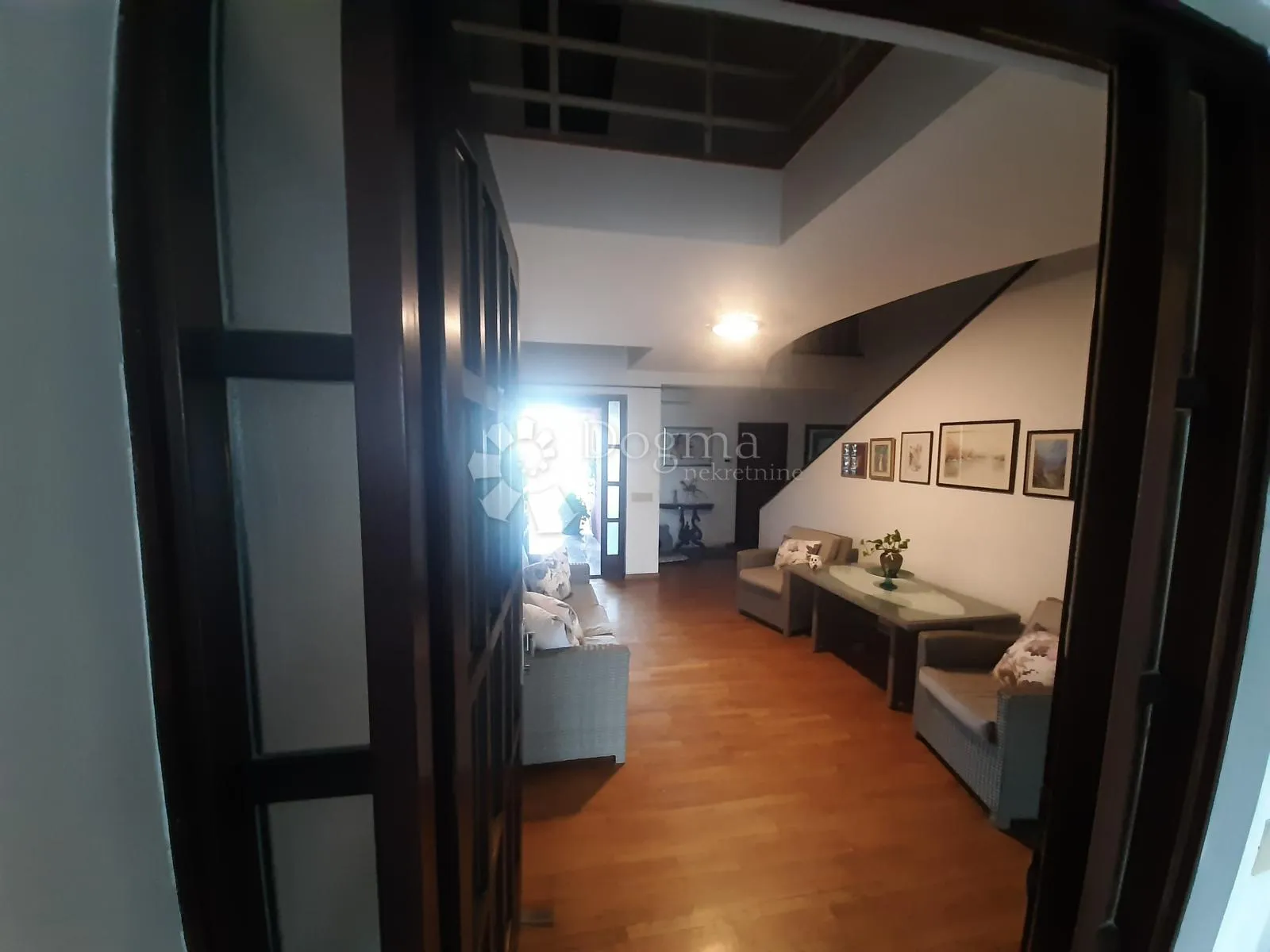 unikatna vila na zapadu zagreba – jedinstvena arhitektura i privatnost - slika 13