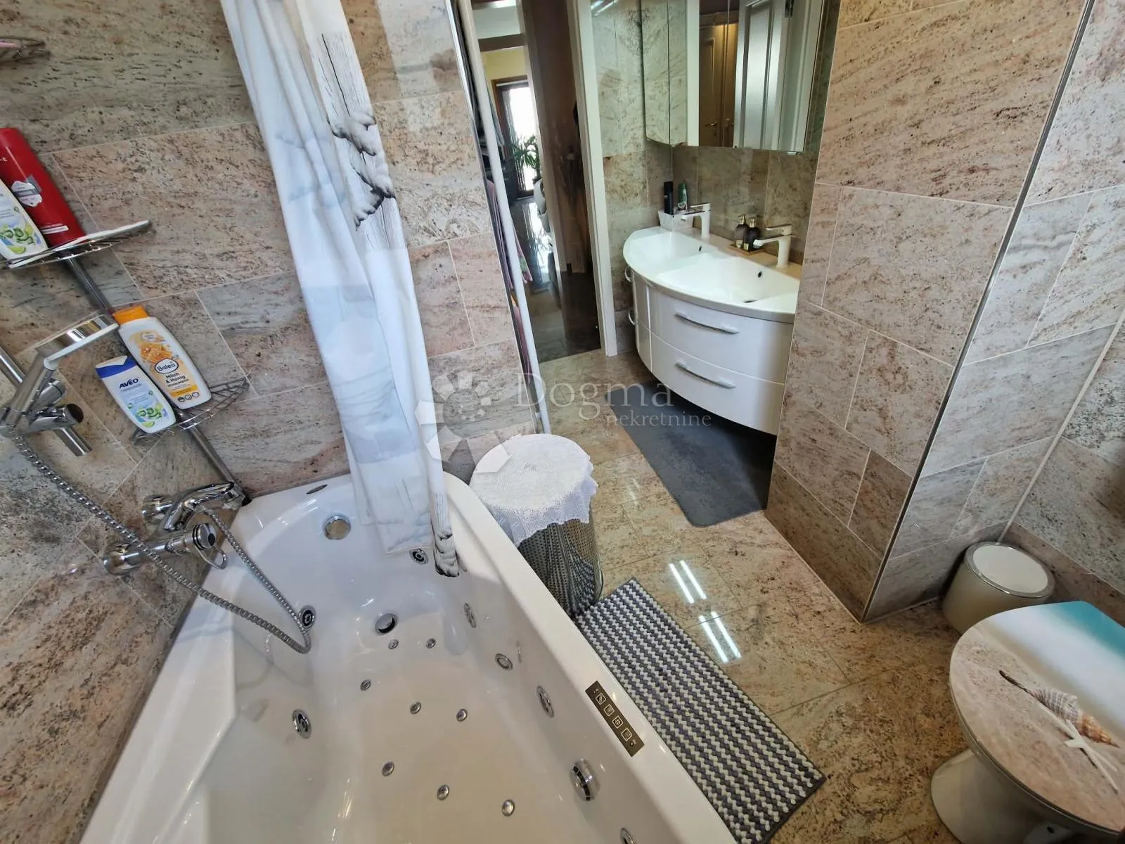 kuća s 4 apartmana - drugi red od mora - slika 24