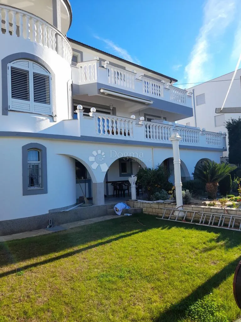 diklo-vila 80m od mora, 7 stambenih jedinica! - slika 3