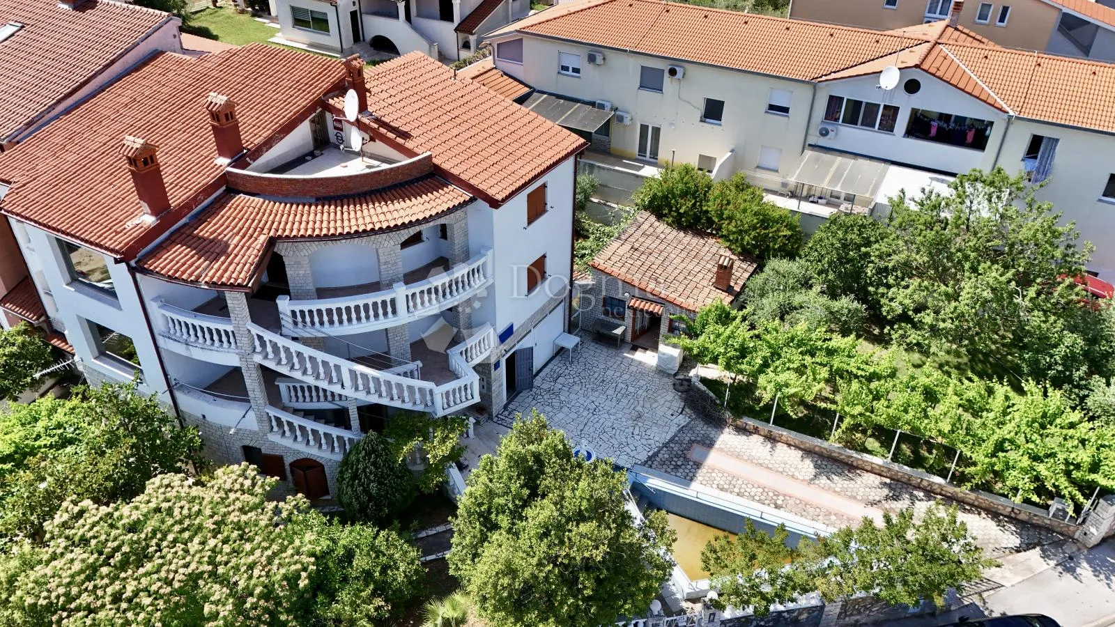 samo kod nas!! pula,apartmanska kuća blizu centra sa ljetnom kuhinjom,garažom i bazenom - slika 2