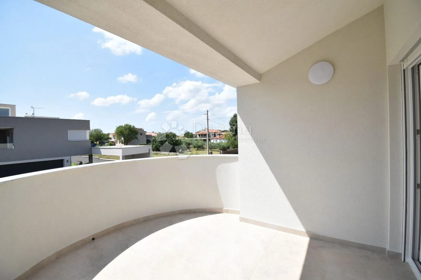 prilika - dva stana + kategorizirani studio apartman! - slika 25