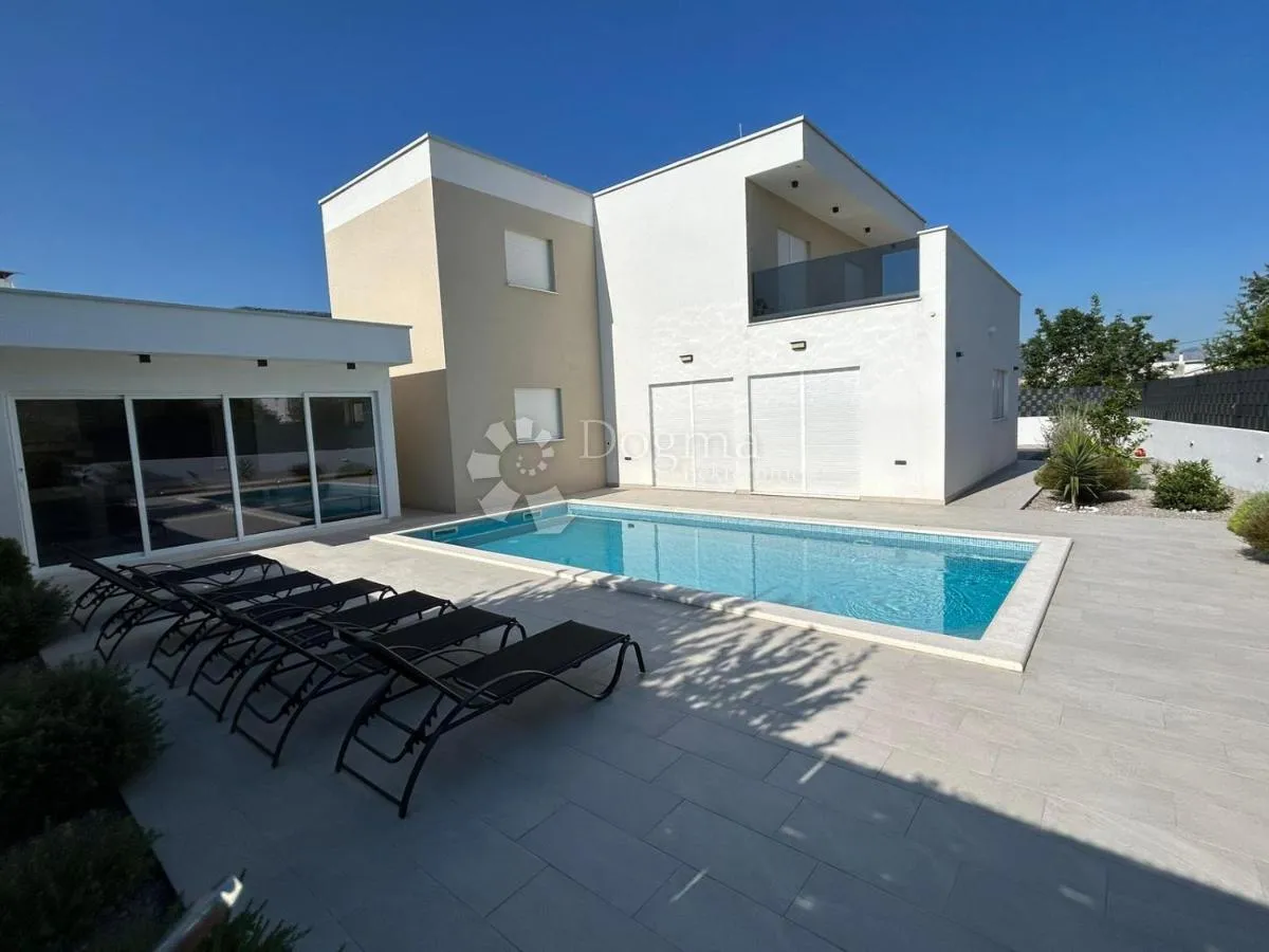 kaštel novi- luksuzna villa s bazenom - slika 5