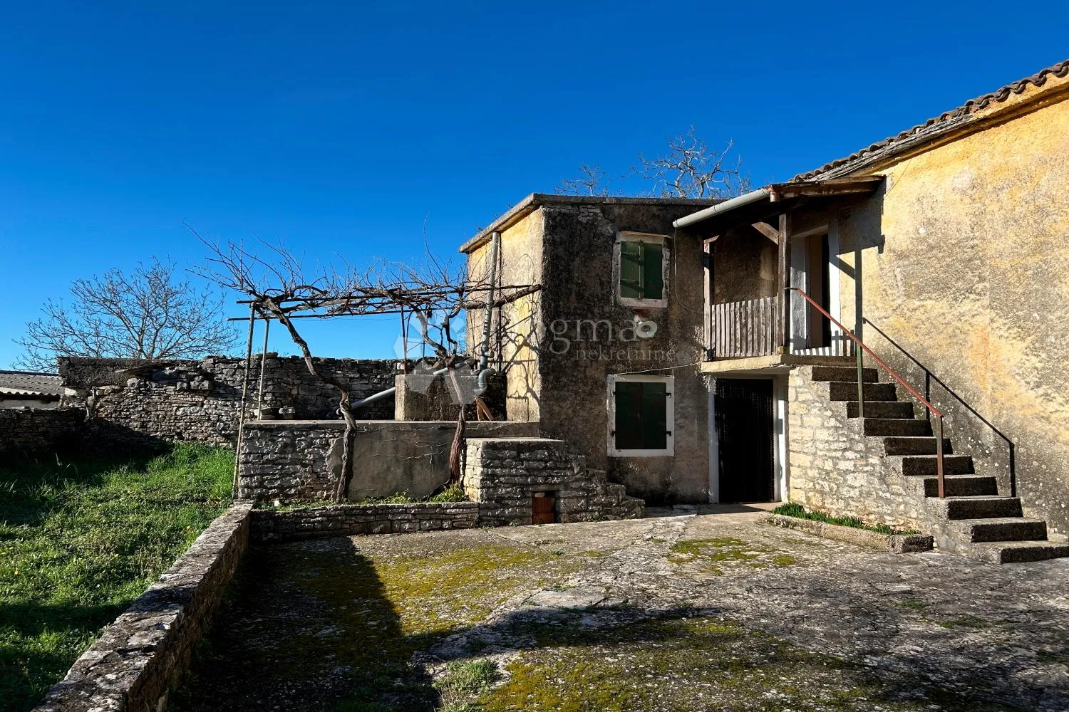 kanfanar – kamena kuća s lijepom osunčanom okućnicom - slika 6