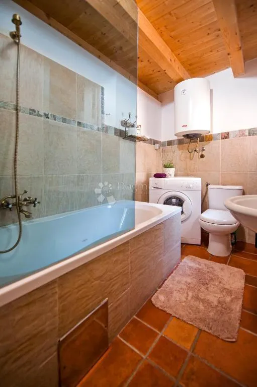 sjajan etažirani stan 40 m² – prvi i drugi kat, 100 m od mora! - slika 6