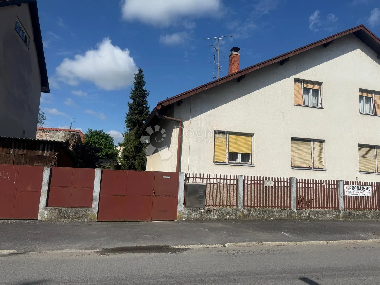 kuća s tri odvojena stana - slika 2