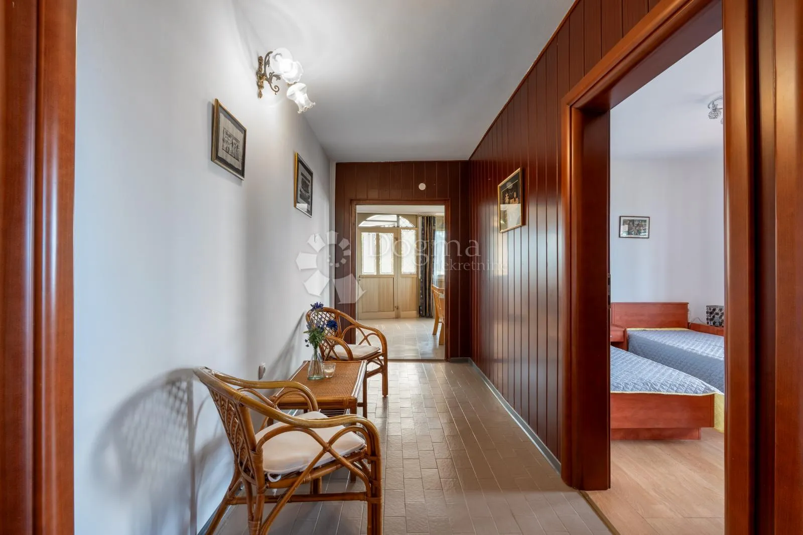 kuća sa tri velika stana blizu mora - slika 23