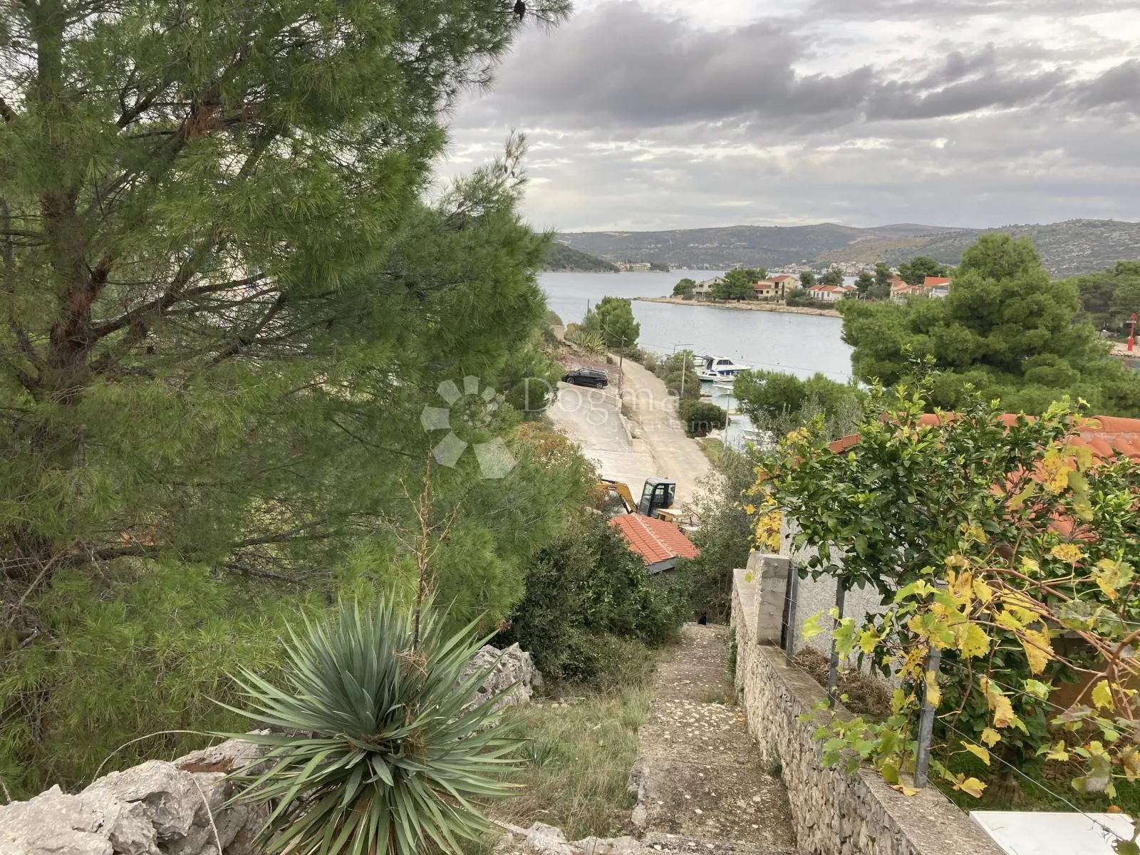 ražanj - građevinsko zemljište 20m od mora!! 1.365m2 - slika 1