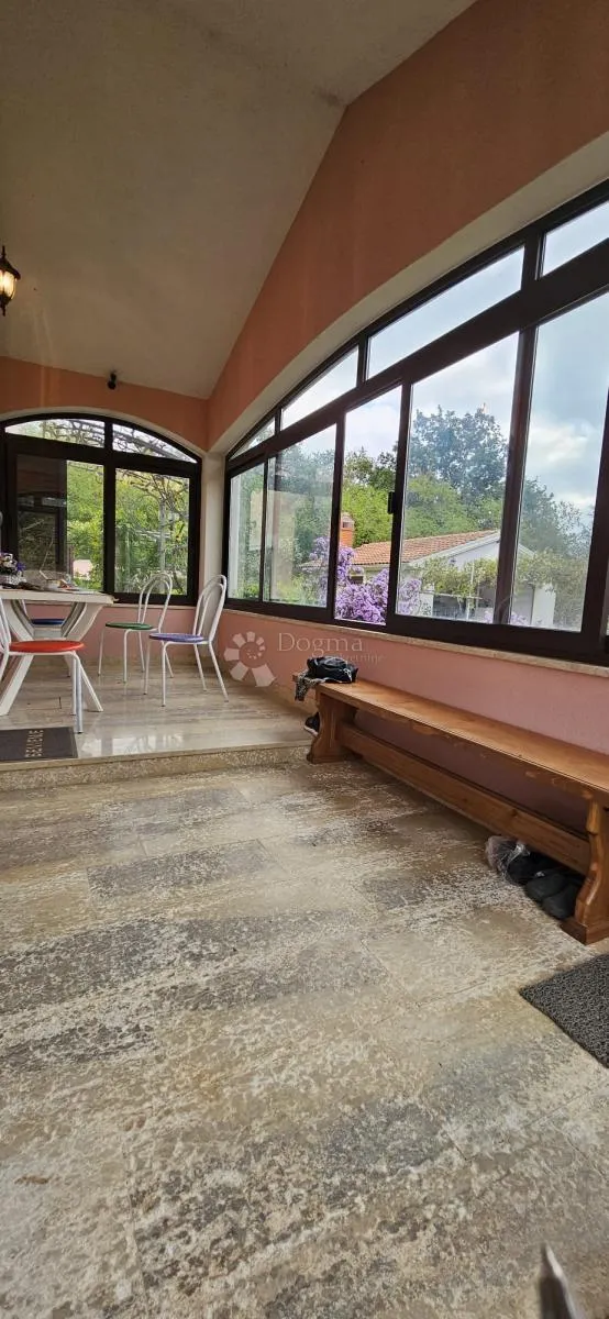 ekskluzivno kuća na osami, okružena šumom - slika 23