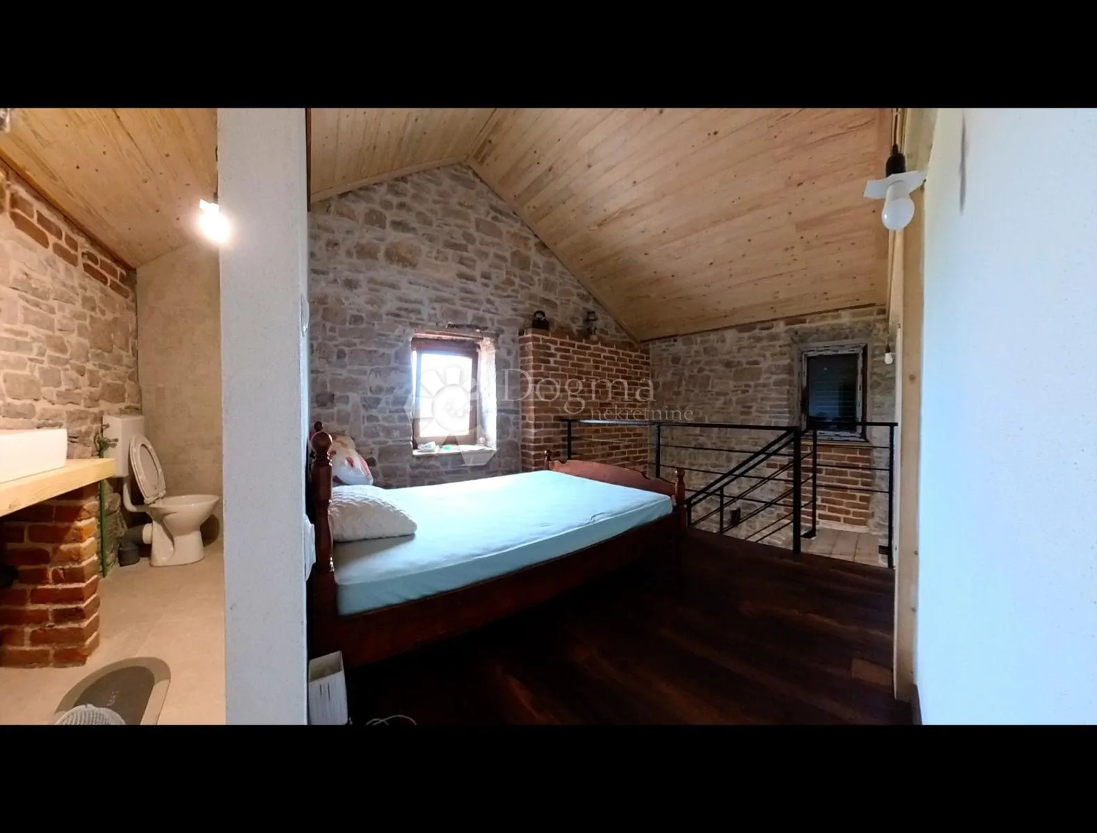 renovirana kamena kuća u nizu s velikom terasom - grohote,šolta - slika 13