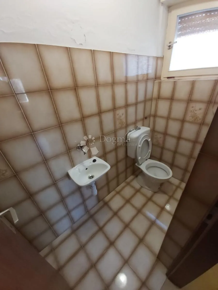 kuća s dva stana i 8300 m² građevinskog zemljišta - slika 16