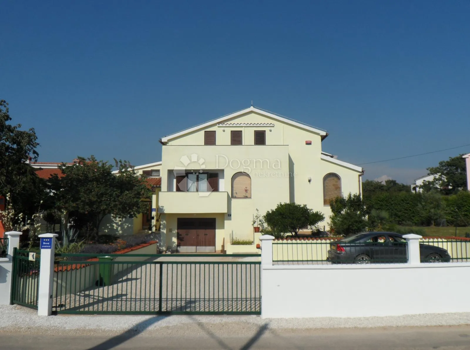 velika samostojeća kuća sa okućnicom - slika 32