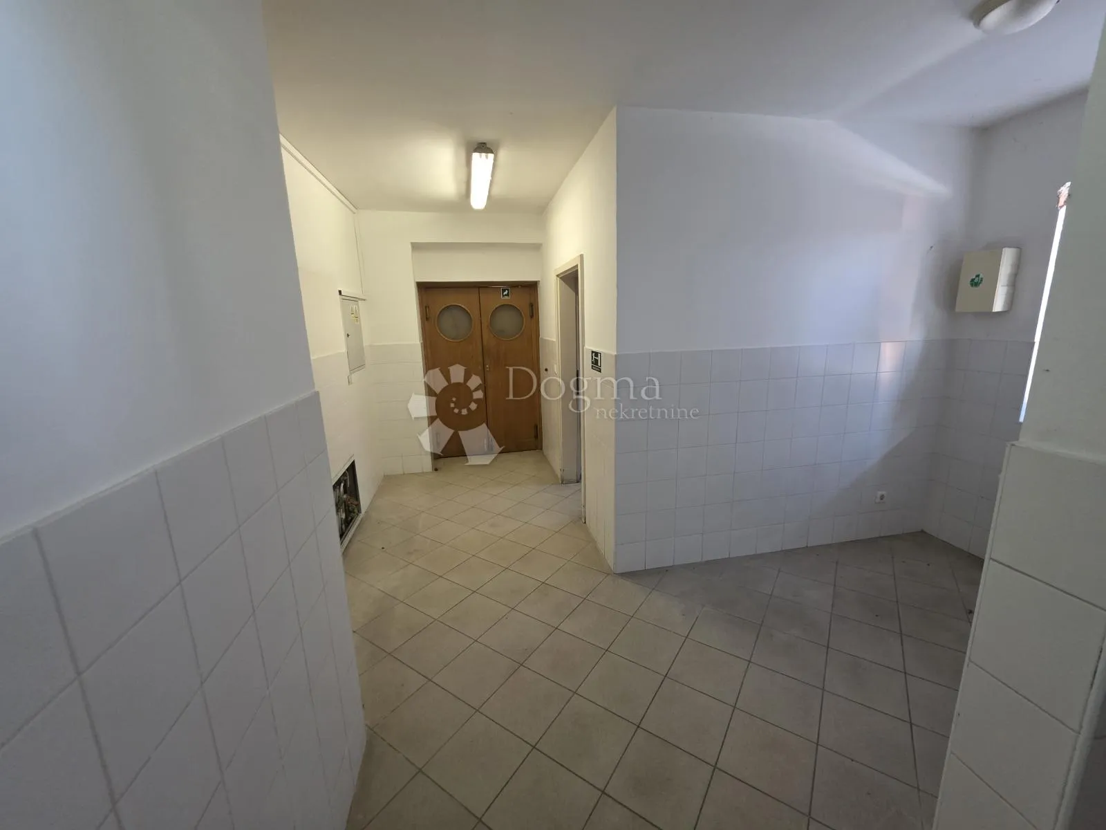 najam restorana 356m² – krušna peć, pečenjara, terasa, veliki parking - slika 15