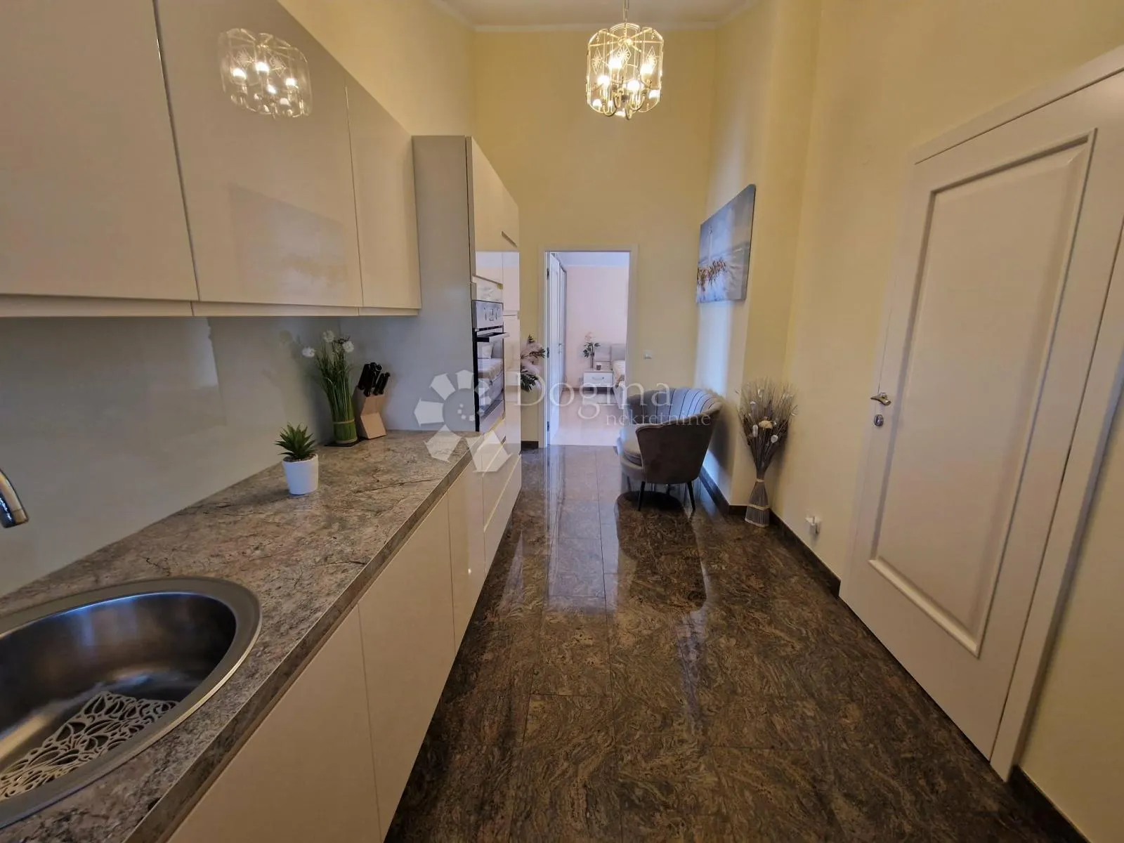 kuća s 4 apartmana - drugi red od mora - slika 49
