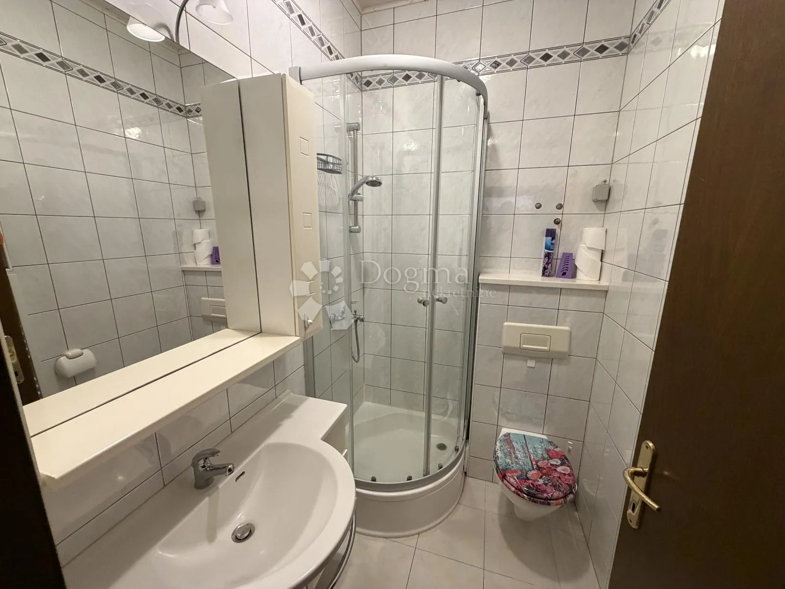 prilika u brodarici- kuća blizu mora, s 6 apartmana i 3-sobnim stanom!! - slika 18