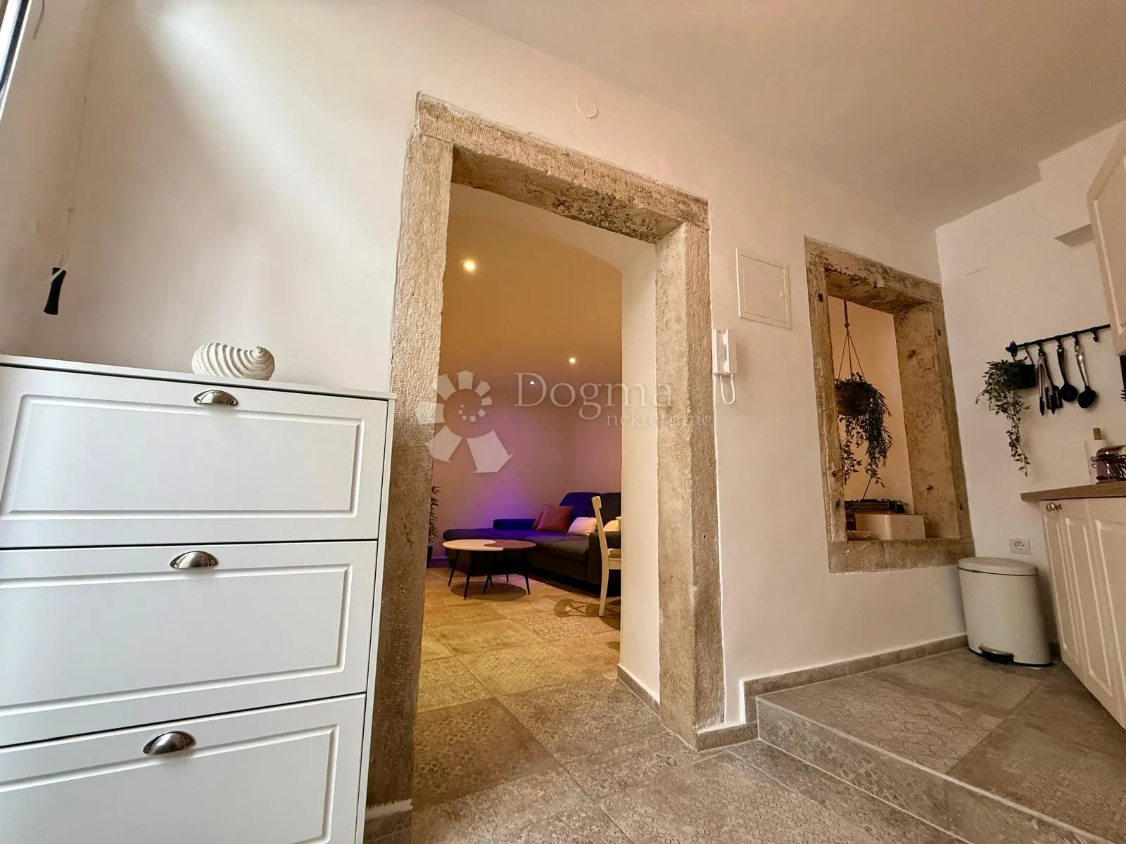 rustikalni studio apartman koji osvaja na prvi pogled – spoj topline, elegancije i mediteranskog šarma - slika 18