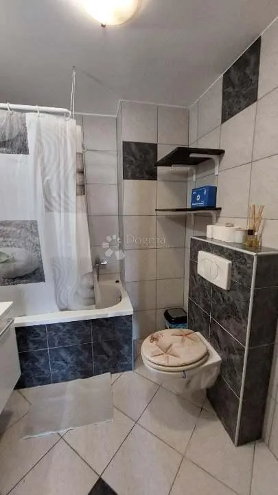 kuća sa 3 apartmana u centru rovinja! - slika 9