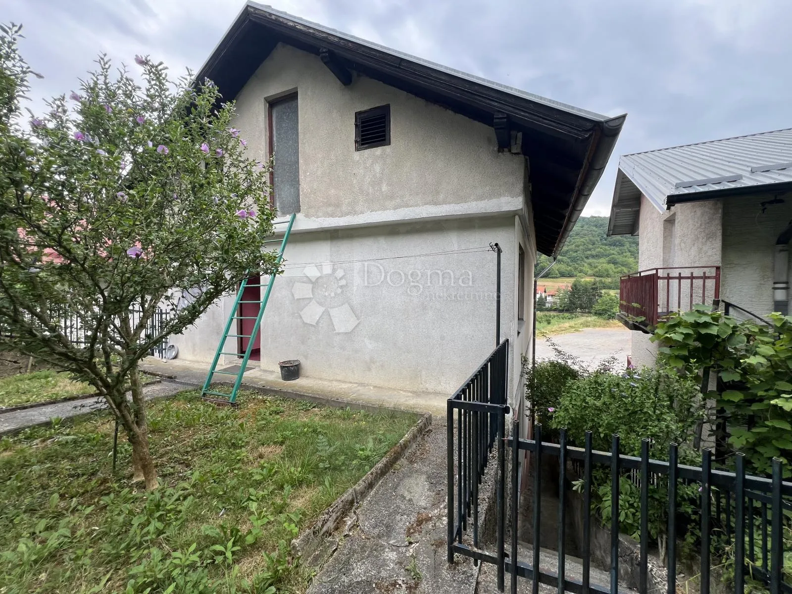 obiteljska kuća s garažom i gospodarskom zgradom - slika 18