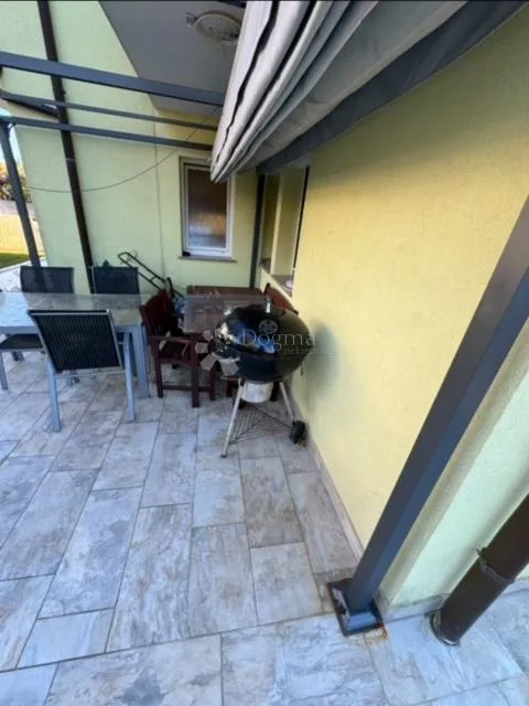 šarmantni stan u vili sa bazenom i pogledom na more - slika 2