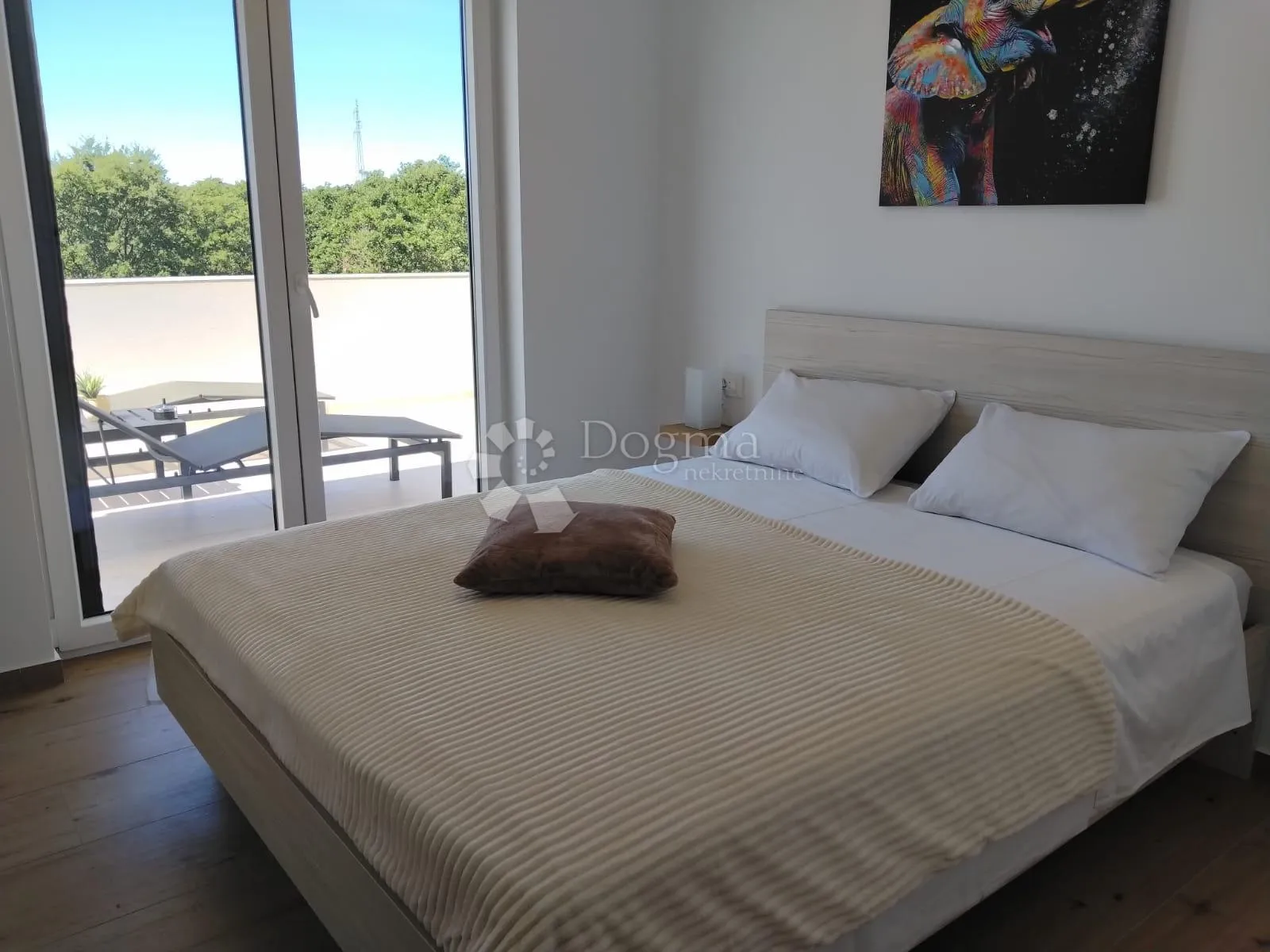 moderna vila s bazenom u žeravi - slika 13