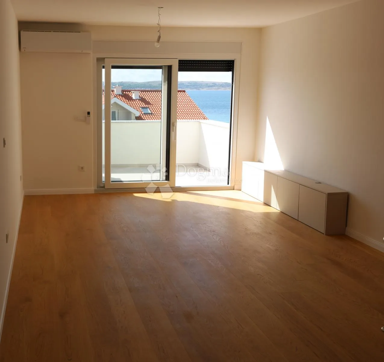 useljivi apartman sa pogledom na more - slika 2