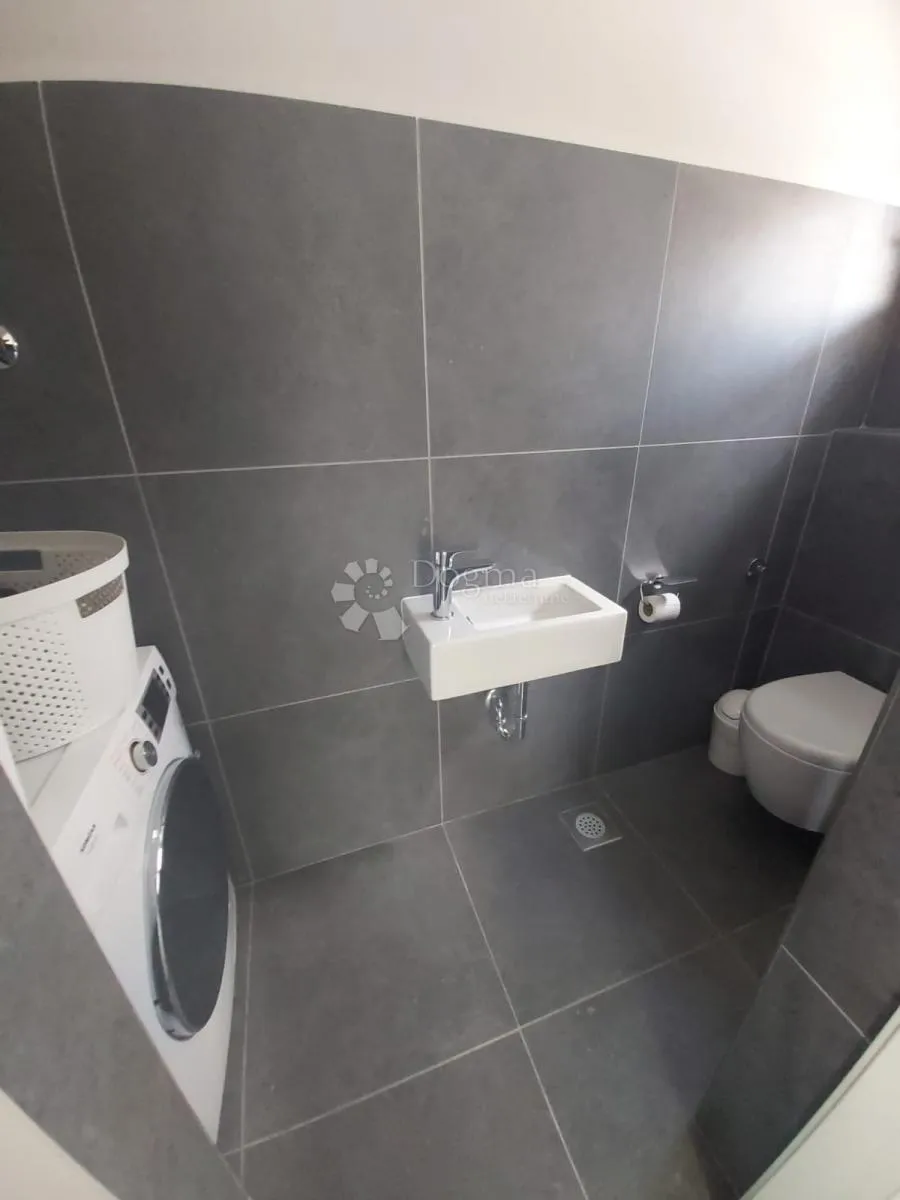 kuća s dva stana i 8300 m² građevinskog zemljišta - slika 5