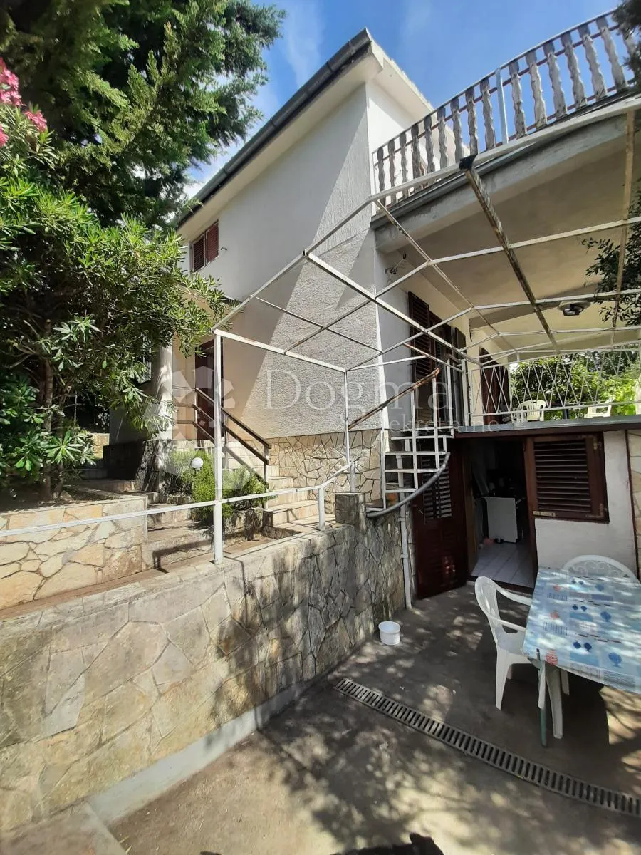 stan sa dvorištem u blizini plaže - slika 1