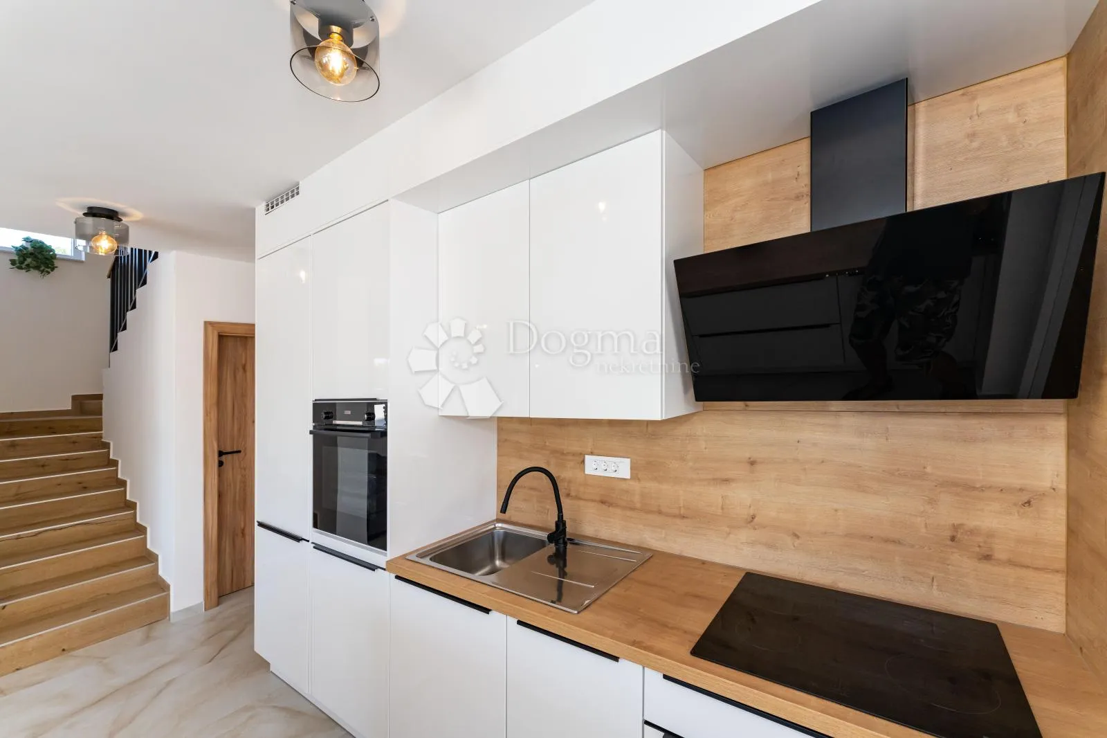 moderna vila s bazenom u žeravi - slika 17