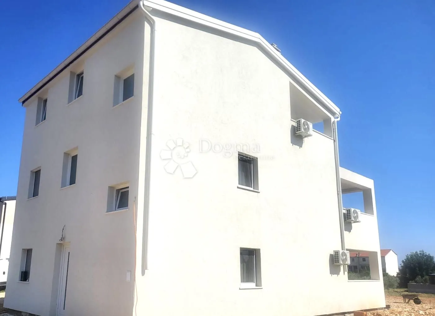 sofisticirana kuća - novogradnja s tri kategorizirana apartmana - slika 2