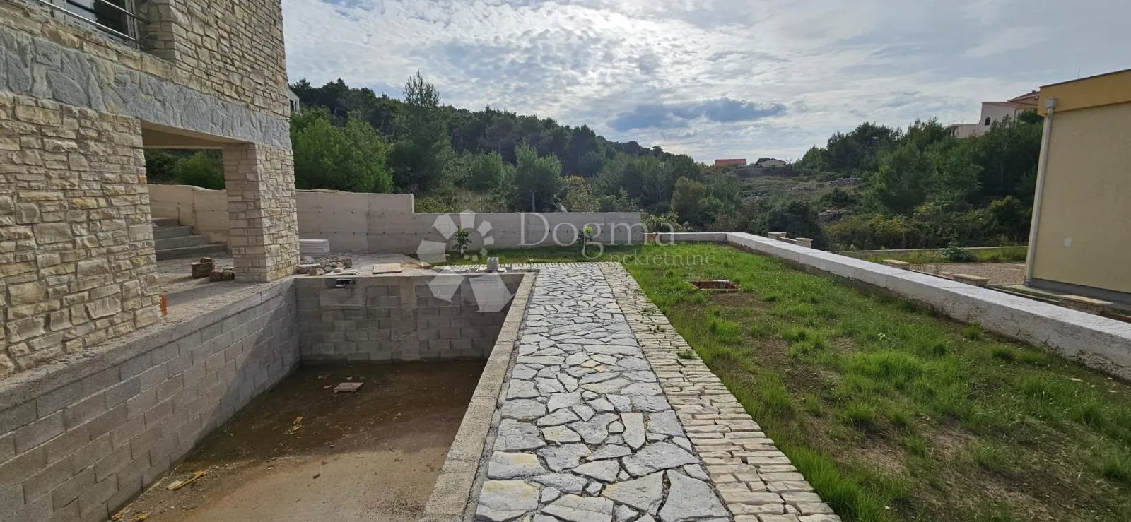 kamena kuća s bazenom i pogledom na more - slika 14