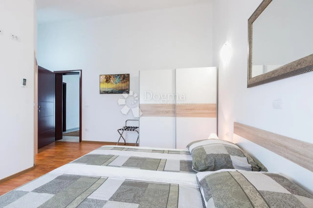 vila sa bazenom na mirnoj lokaciji - slika 29