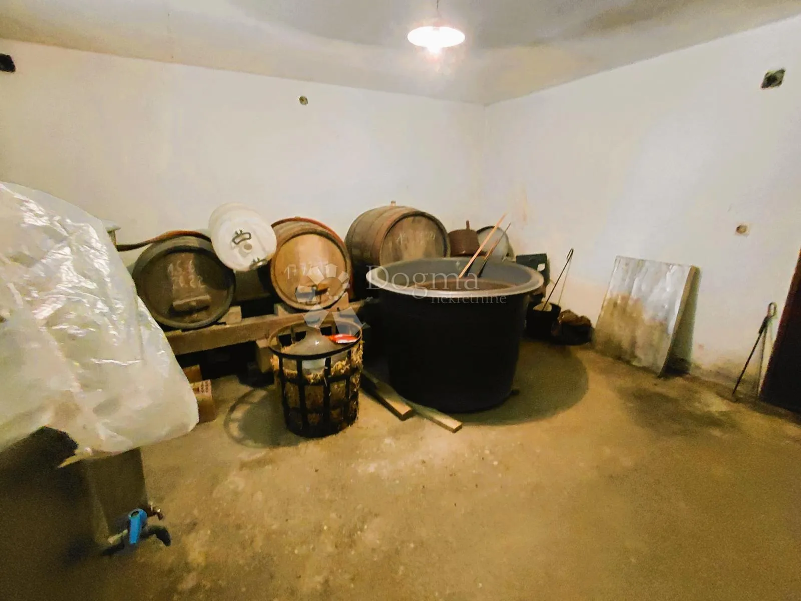 kuća 360m2 s građevinskim zemljištem donje ladanje - slika 14