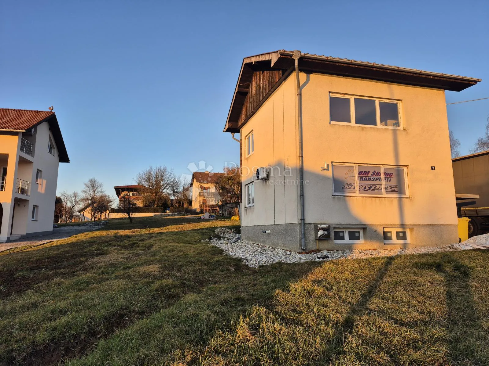 katnica s prostranim građevinskim zemljištem u samom centru konjščine – odlična prilika za dom ili investiciju - slika 3