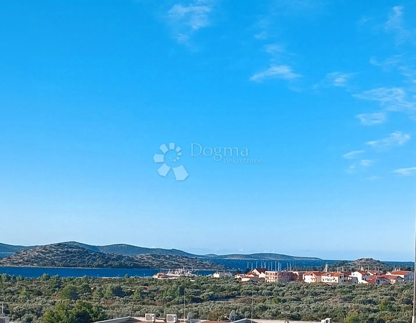 s1-novogradnja, vodice, dvojna kuća sa bazenom i pogledom na more - slika 2