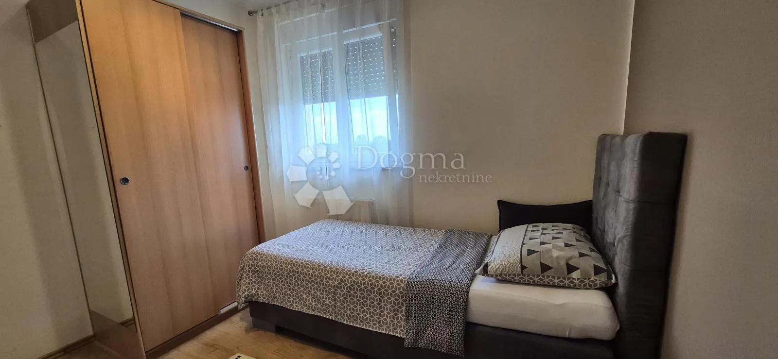 kuća sa 2 stana i bazenom - slika 64