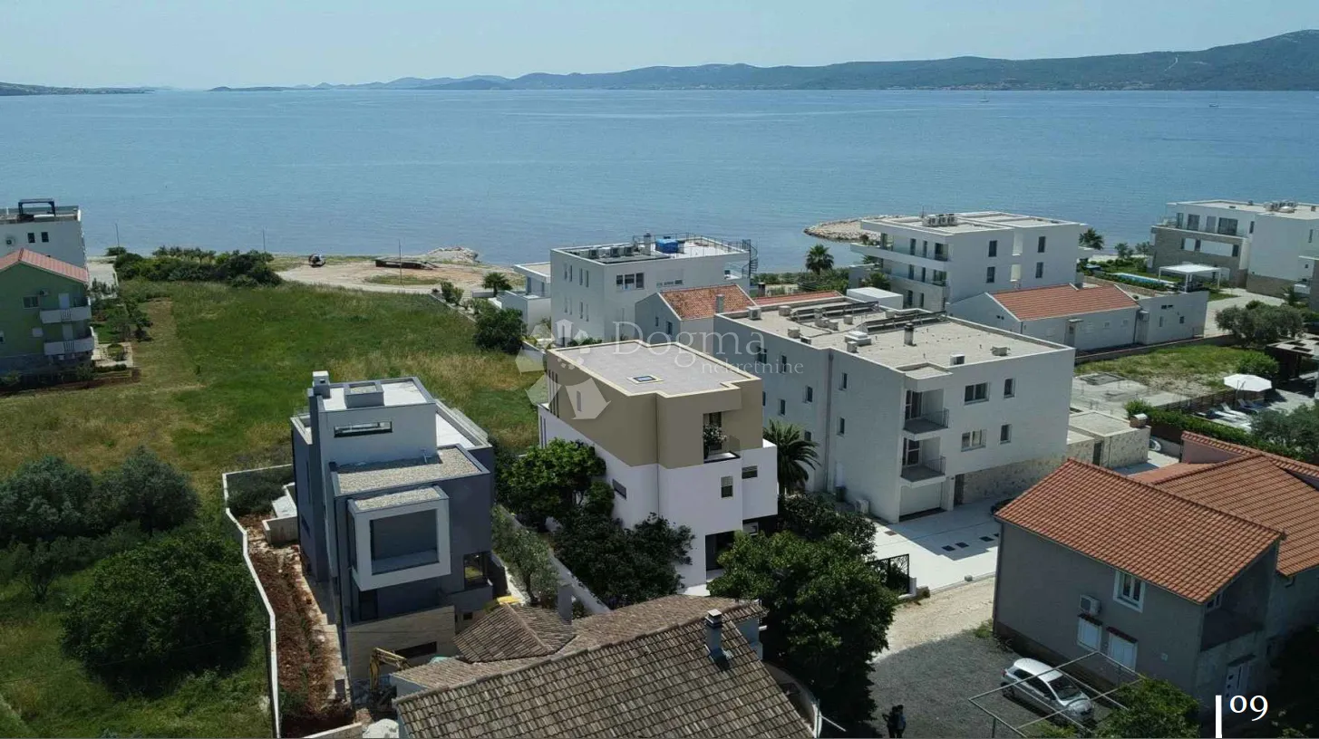 luksuzna villa s bazenom i pogledom na more - slika 9