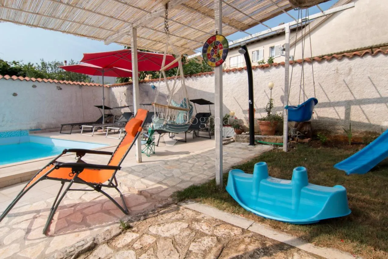 kuća sa bazenom i 4 stambene jedinice - 600m od plaže - slika 8