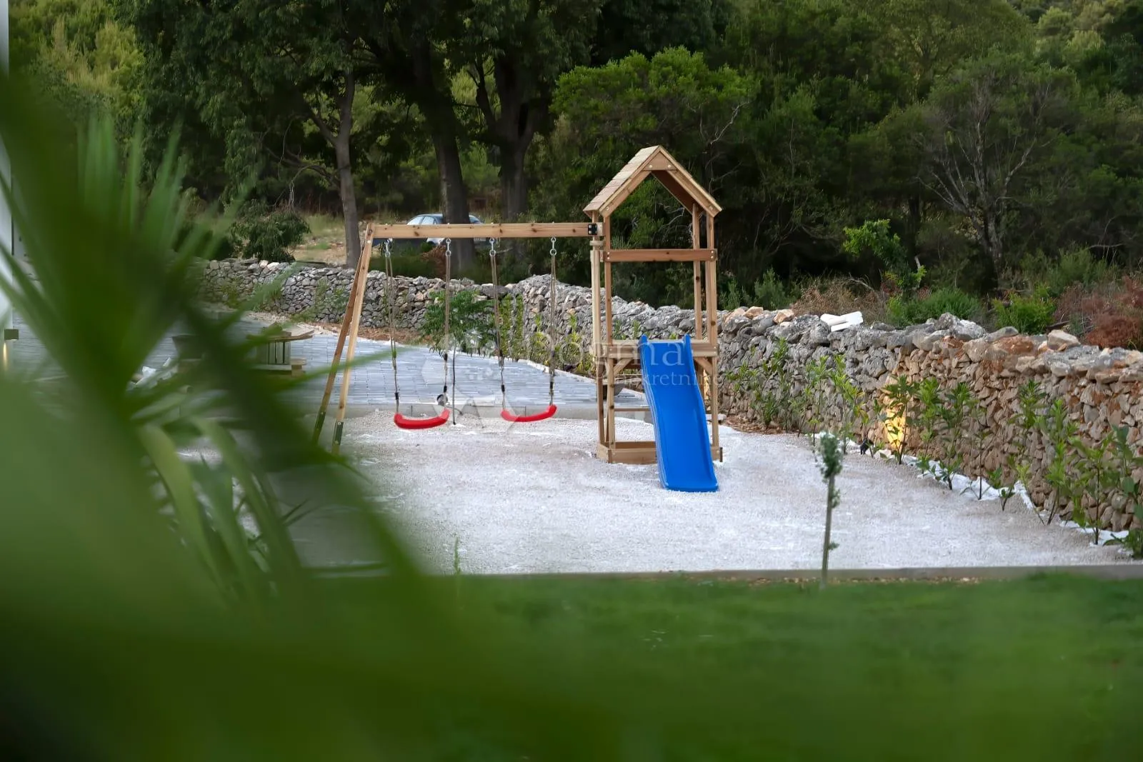 luksuzna vila u prirodnom okruženju - slika 28