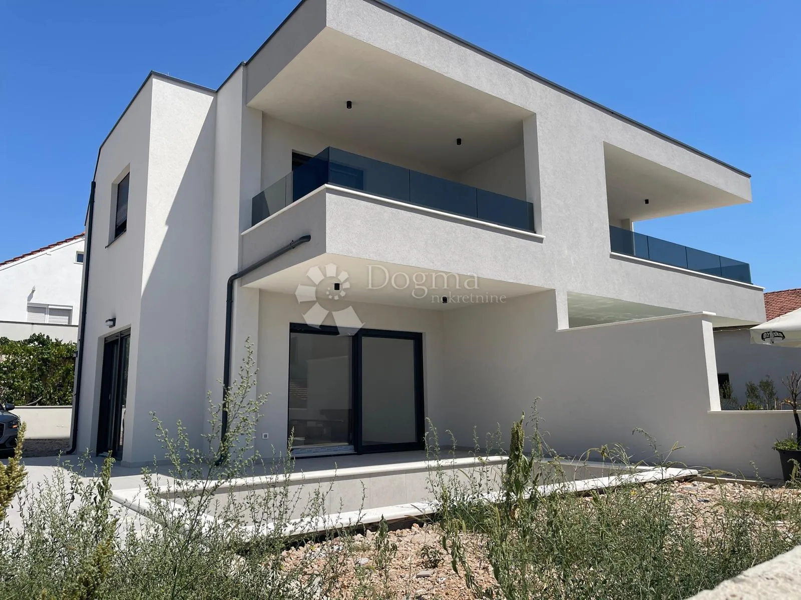 dvoetažni stan s vlastitim bazenom i vrtom – vodice - slika 2
