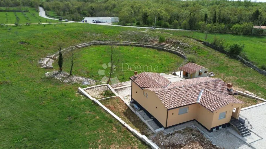 istra,svetvinčenat,moderna katnica s bazenom i imanjem - slika 2