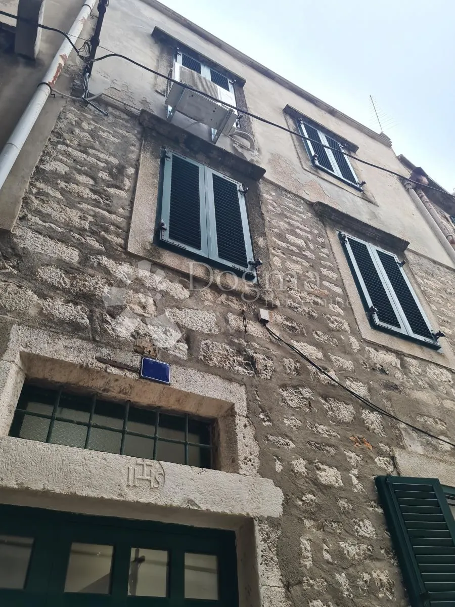 šibenik centar - kamena kuća blizu rive - slika 1