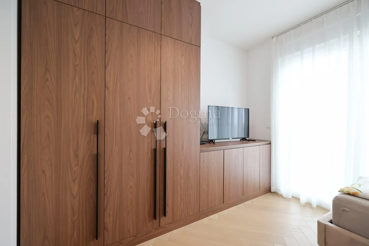 luksuzna vila u privlaci s pogledom na more i uređenim vrtom - slika 23