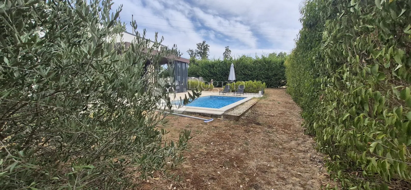 kuća sa bazenom i jacuzijem okružena zelenilom - slika 41