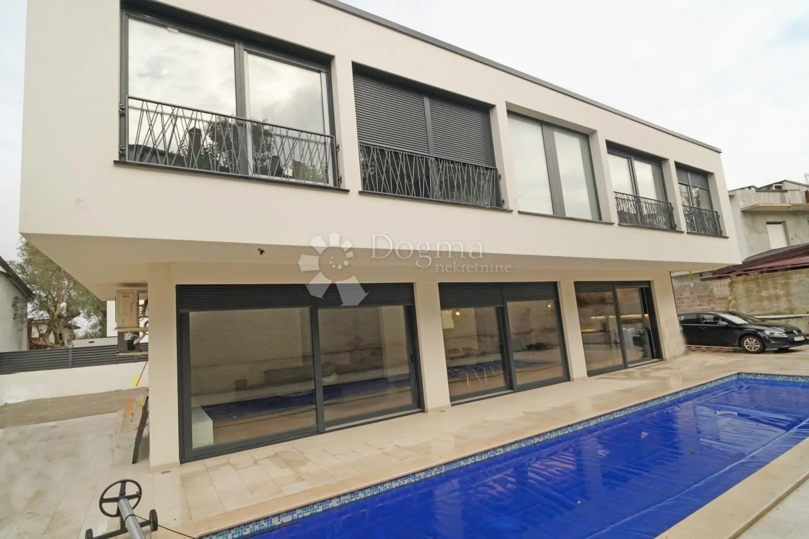 luksuzna villa s grijanim bazenom u okolici rovinja - slika 19