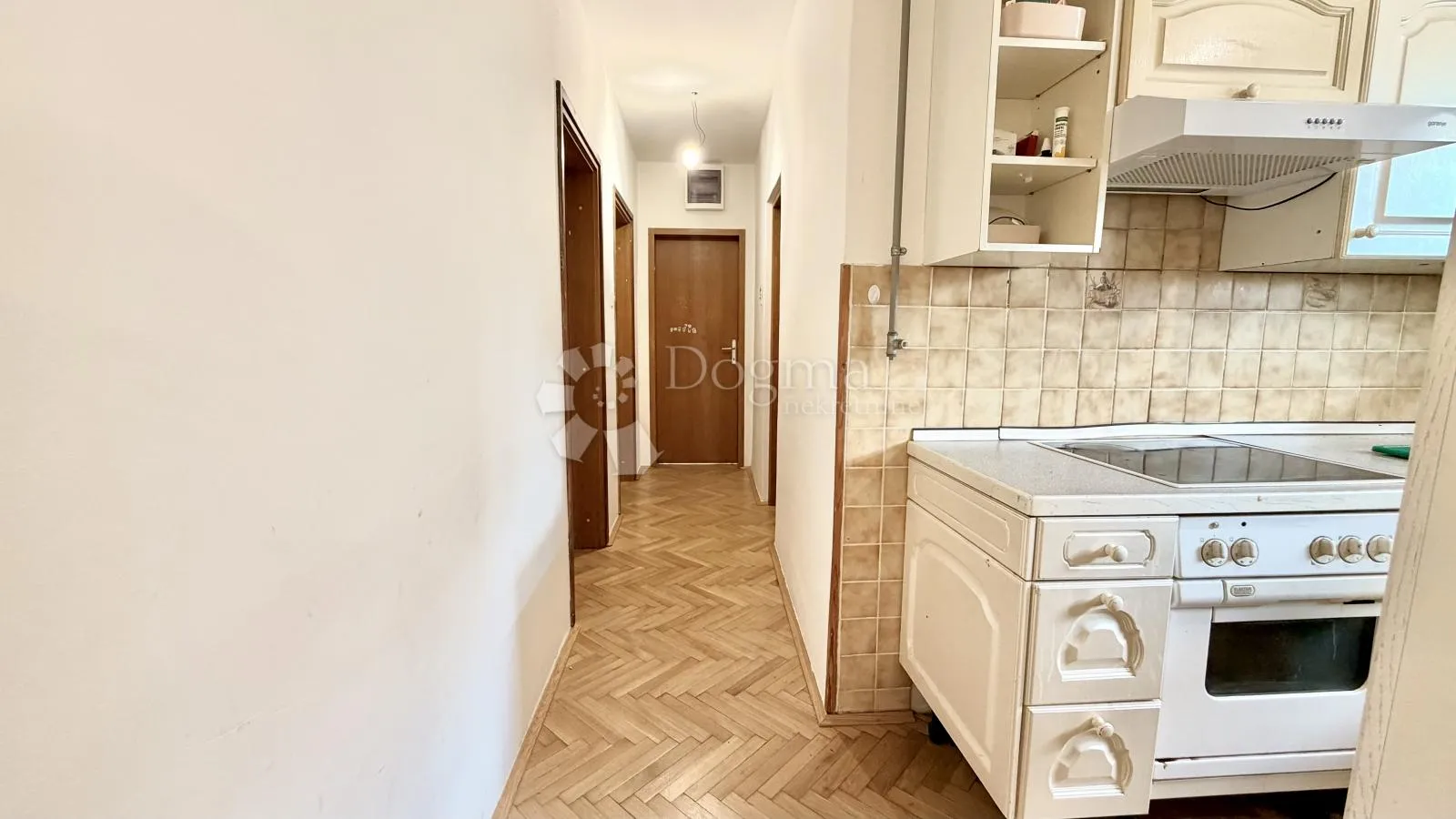 prostran 4soban stan s parkingom i terasom (97m2) - slika 8
