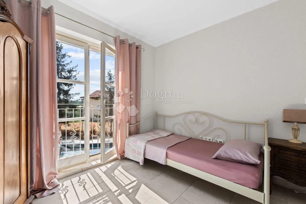 romantična kamena villa s bazenom - slika 19