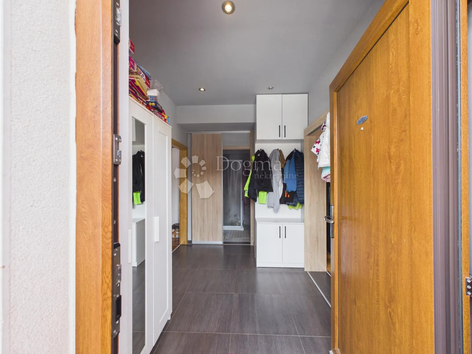 stan 83,2m2 s galerijom i terasom u manjoj zgradi + parking - slika 12