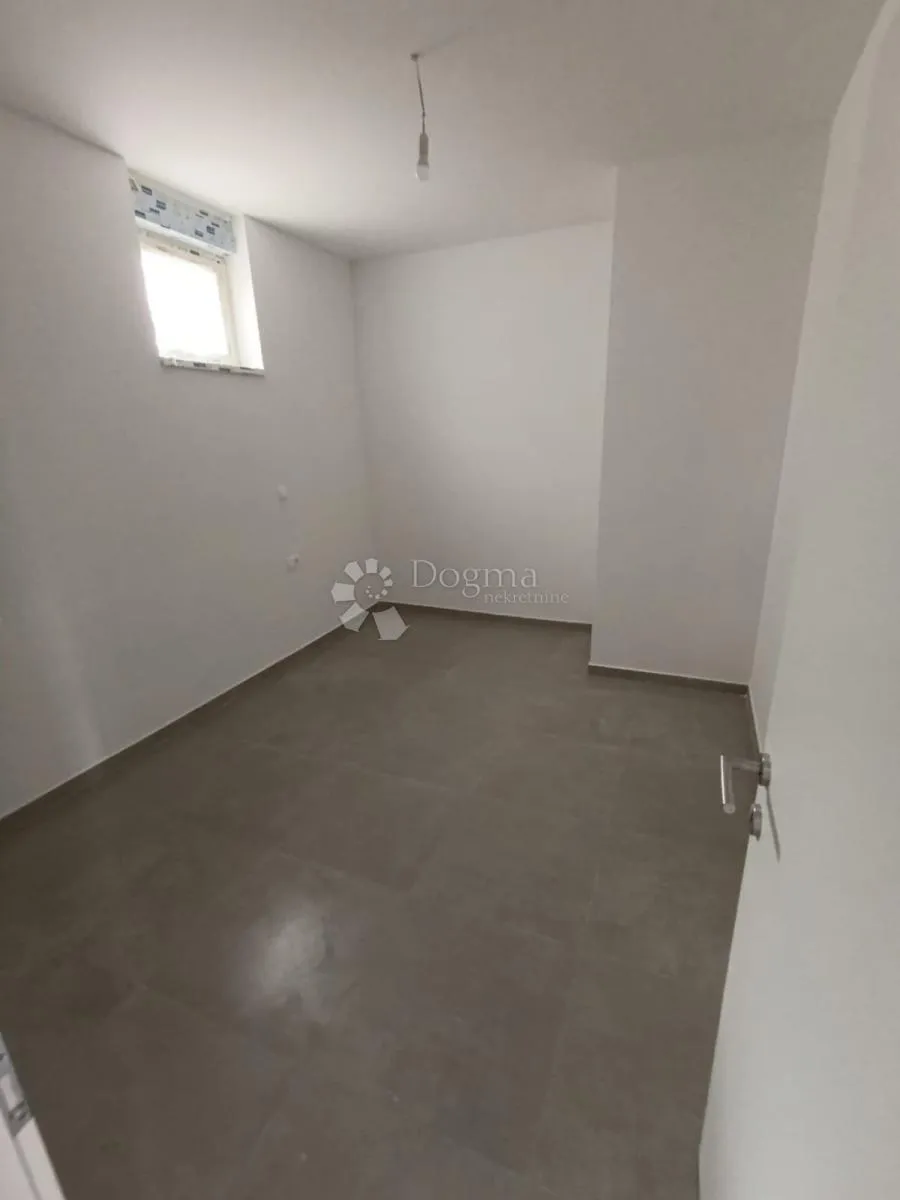 prostrani apartman u mandrama - slika 11